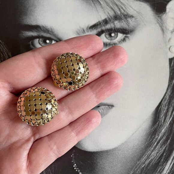 Vintage 70s 80s WHITING & DAVIS Gold Tone Metal Mesh Round Clip-On Earrings - Picture 3 of 5